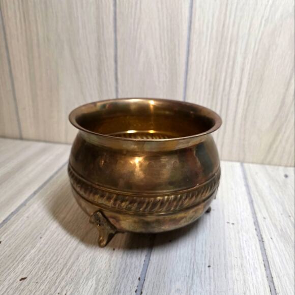 Vtg Hammered Brass Planter Bowl Catch All Dish Cauldron MCM Hollywood Regency - Picture 1 of 8